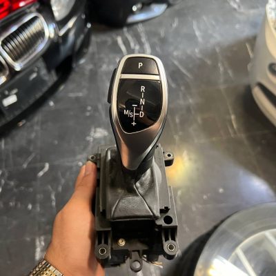 سر دنده خلبانی اورجینال بی ام و (BMW) - نمای نزدیک از قطعه اسپرت مدل بالایی